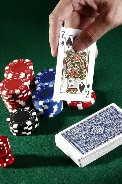 Atlet bulu tangkis Indonesia melakukan pukulan smash yang cepat dan akurat di lapangan